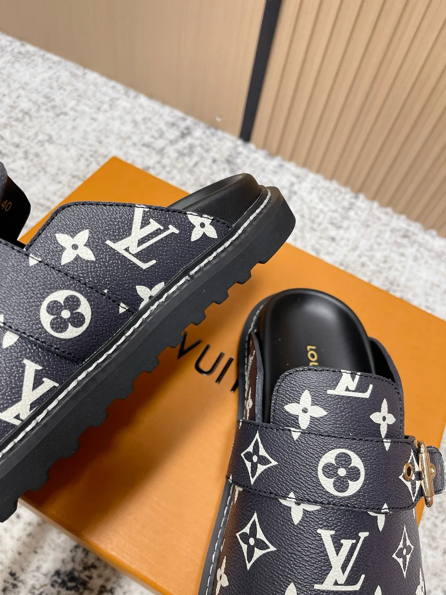 [L Family] P: 460💰 Size: 35-46 (female 40.41, male 45 46 custom-made) Top version Louis vuitton Lv new couple Birkenstock slippers. Cute and cute, not too good on the feet. Simple and high-end slingback design. Ready to wear and go. Good news for lazy people. Imported cowhide leather upper/imported old calico. Original hardware buckle, original molded high-density foam outsole.